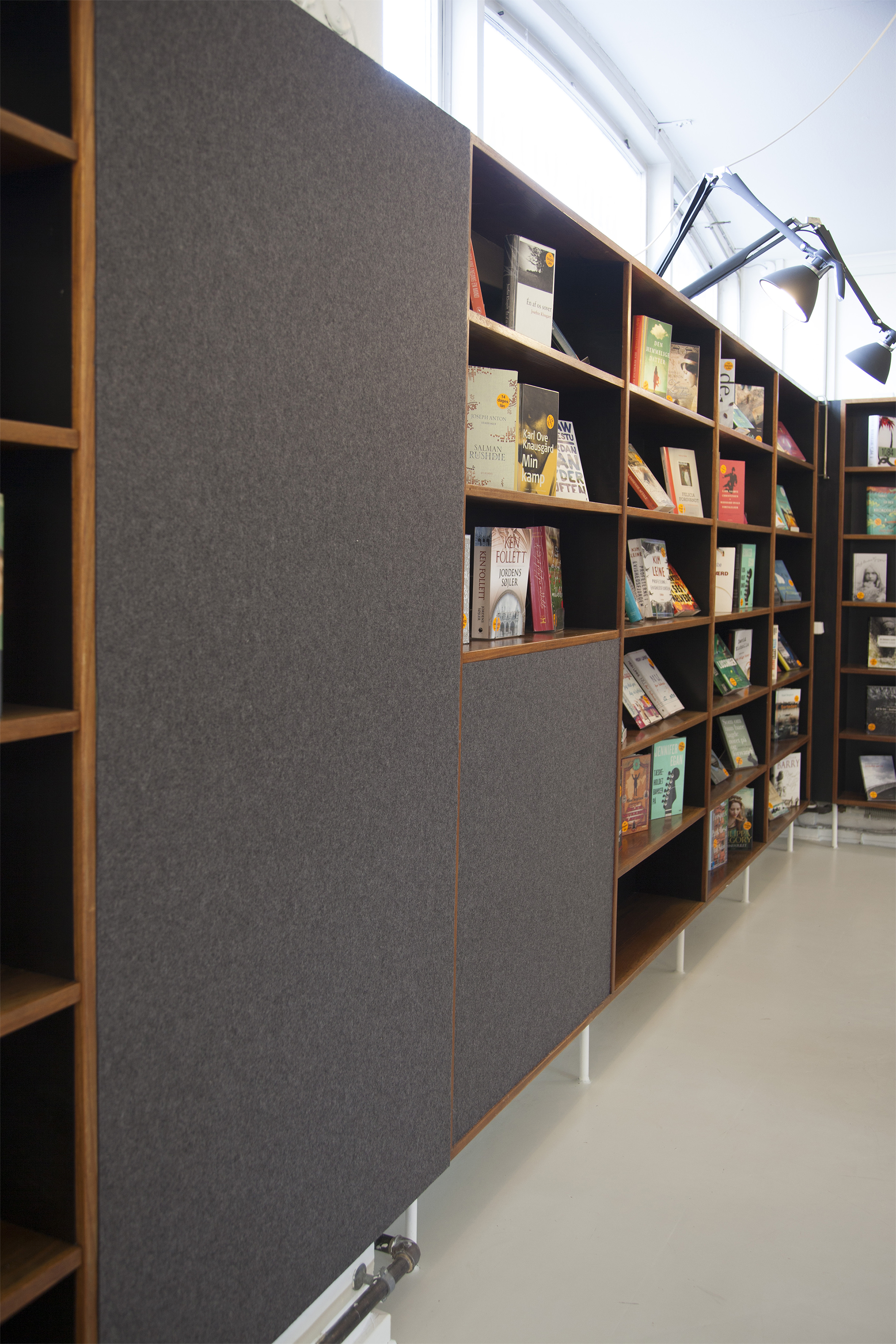 Grå Fraster filt på væg på bibliotek